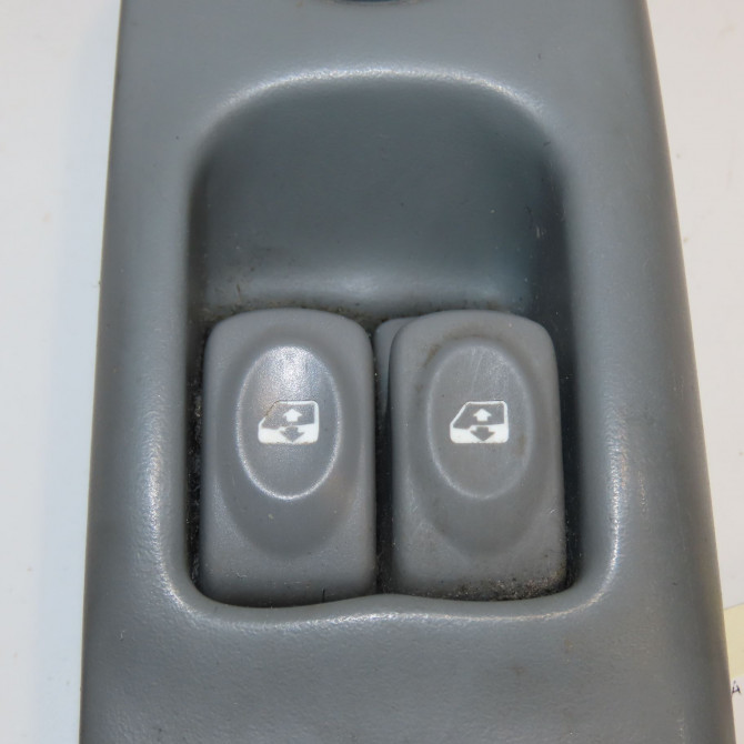 Commande lève-glace porte avant gauche occasion RENAULT TWINGO I Phase 3 08-2000->06-2007 1.2i 8v 60ch 8200189848 2