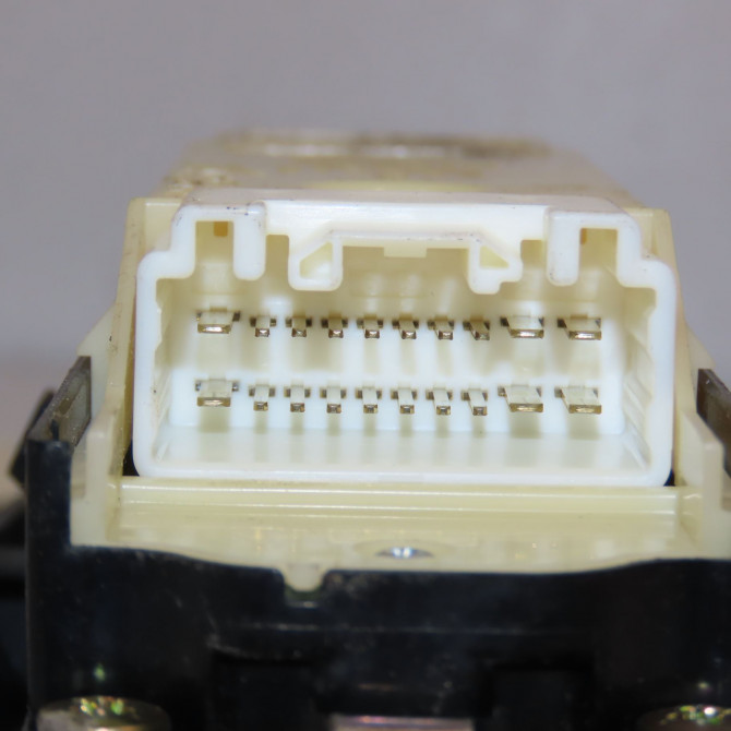 Commande lève-glace porte avant gauche occasion TOYOTA 146 Phase 1 04-1995->04-1999 3.0 D-4D 166ch 8404060053 3