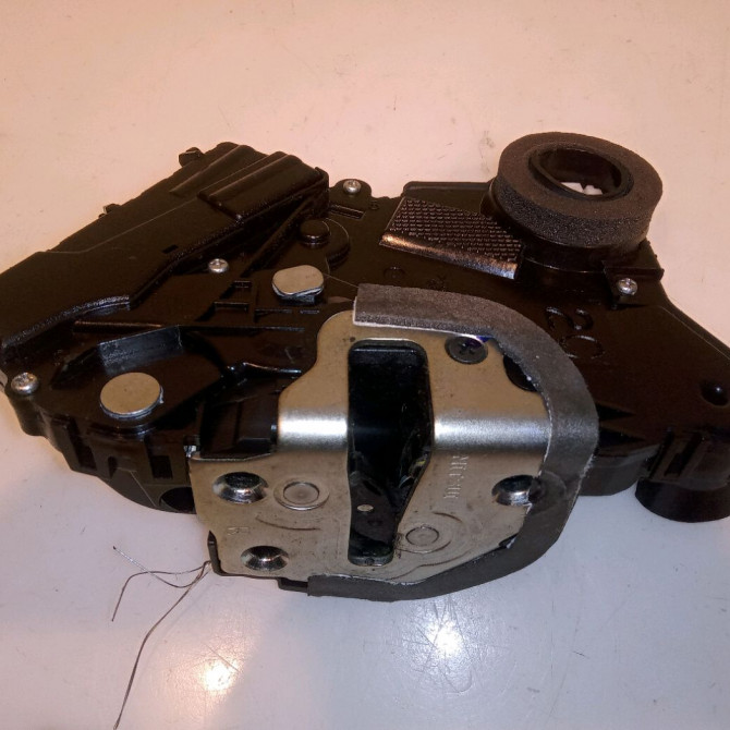 Serrure porte avd occasion TOYOTA YARIS II Phase 1 12-2005->11-2009 1.0i 69ch 690300D140 1