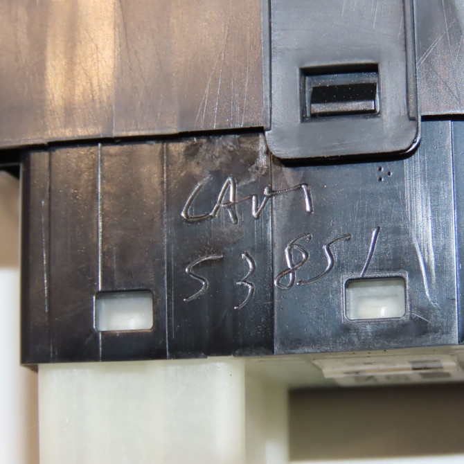 Commande leve-glace porte arrière droite occasion RENAULT KOLEOS I Phase 1 06-2008->12-2011 2.0 DCI 150ch 4