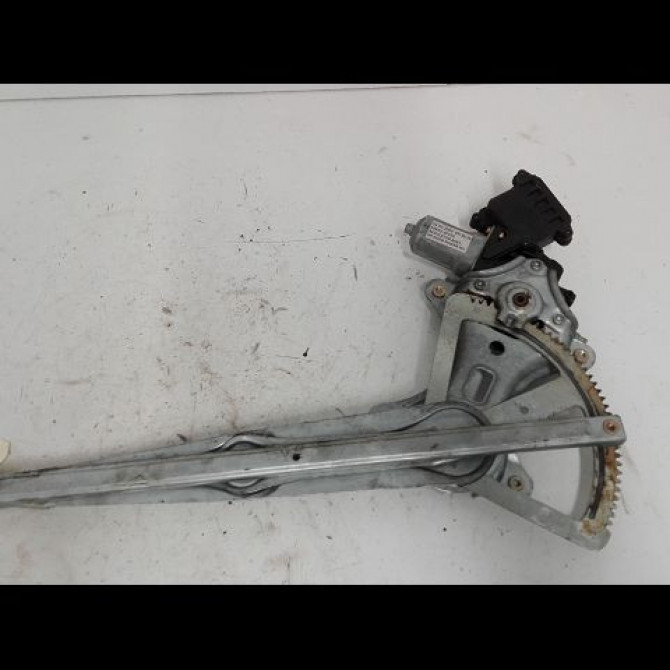 Mecanisme+moteur leve-glace ard occasion TOYOTA COROLLA VERSO II Phase 1 05-2004->06-2007 115 D-4D 698300F020 2