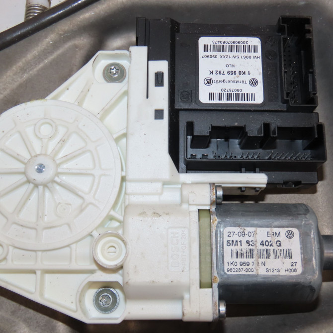Mecanisme + moteur lève-glace avant droit occasion VOLKSWAGEN GOLF PLUS Phase 1 03-2005->03-2009 1.9 TDI 105ch 5M0837462 3