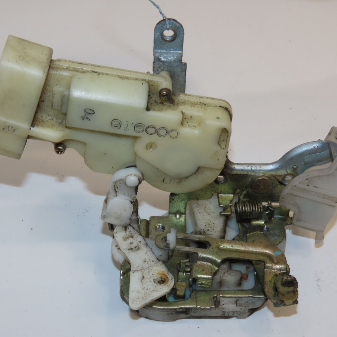 Serrure porte avg occasion TOYOTA YARIS I Phase 1 04-1999->03-2003 85 VVTI 6932052080 2