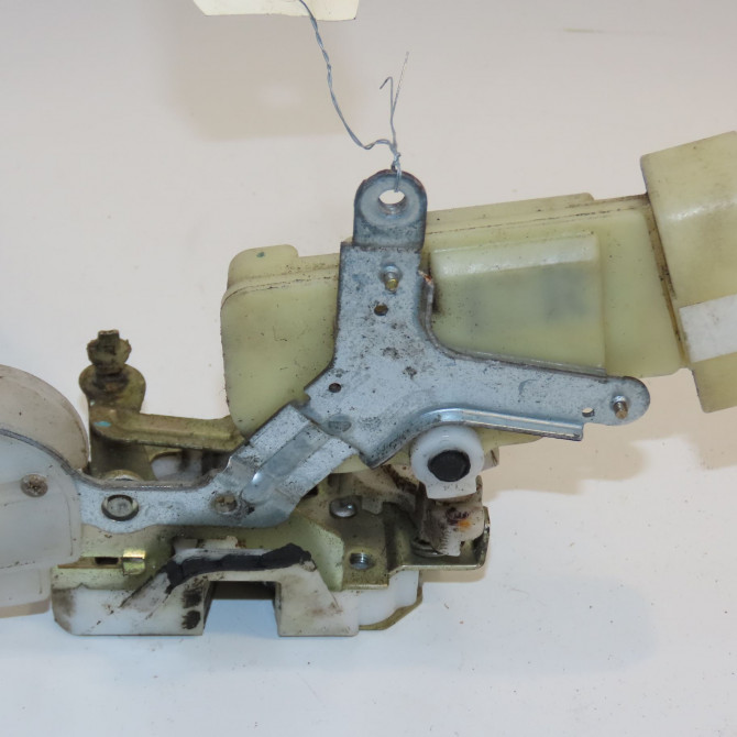 Serrure porte avg occasion TOYOTA YARIS I Phase 1 04-1999->03-2003 85 VVTI 6932052080 3