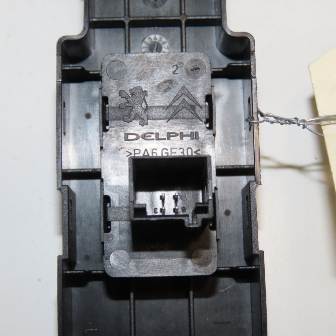 Commande lève-glace porte avant droite occasion CITROEN C5 II Phase 1 04-1995->04-1999 2.0 HDI 140ch 6490Y8 3