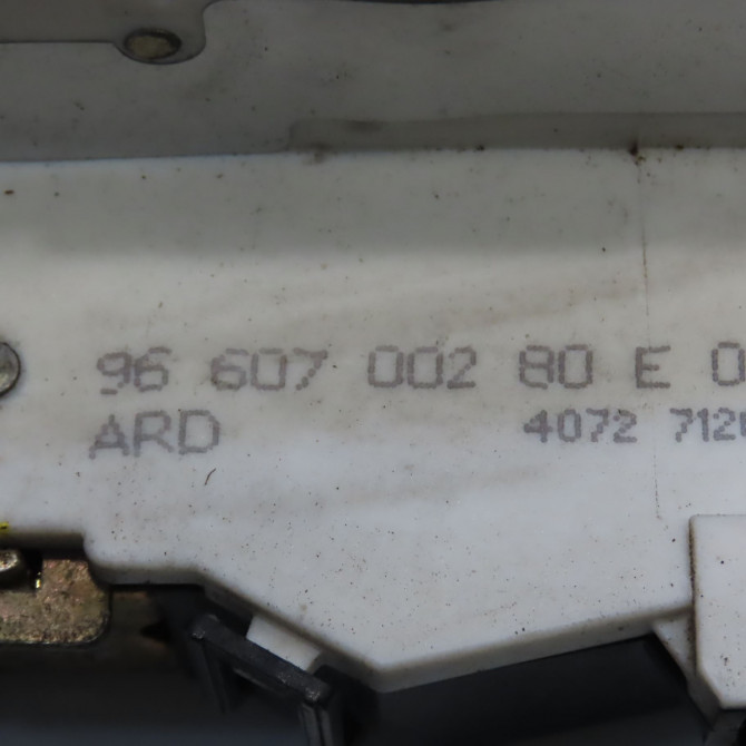 Serrure porte ard occasion CITROEN C4 I Phase 1 11-2004->07-2008 1.4i 16v 9138T5 6