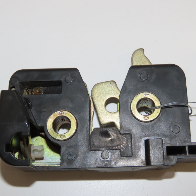 Serrure hayon occasion FORD FIESTA IV Phase 1 09-1995->09-1999 1.3i 1025974 2