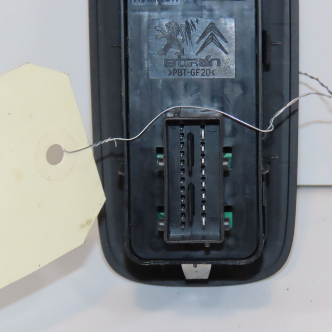 Commande lève-glace porte avant gauche occasion PEUGEOT 208 208 Phase 1 2012-03-01->2015-09-30 1.6 E-HDI 92ch 96749624ZD 3