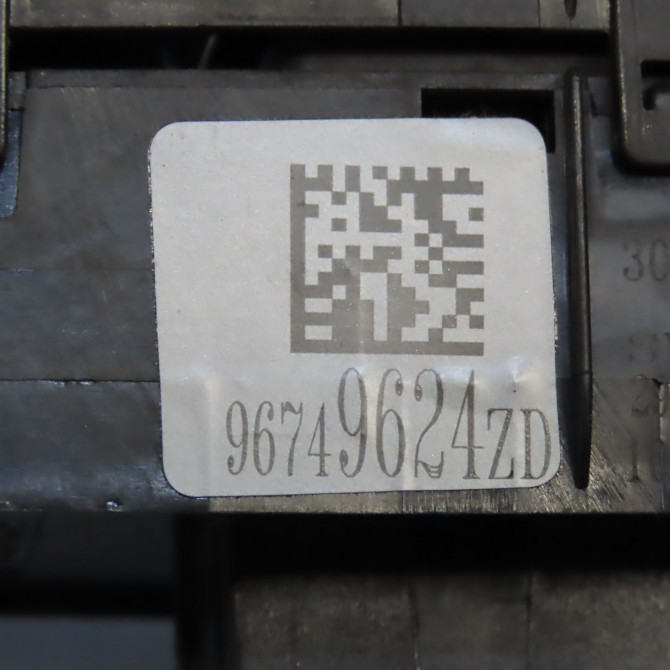 Commande lève-glace porte avant gauche occasion PEUGEOT 2008 Phase 1 01-2013->... 1.6 BlueHDI 100ch 96749624ZD 4