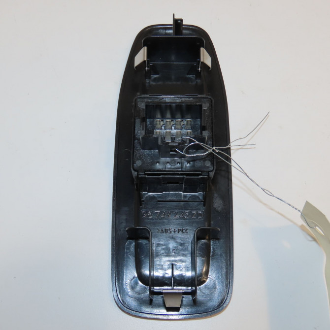 Commande lève-glace porte avant gauche occasion PEUGEOT 208 208 Phase 1 2012-03-01->2015-09-30 1.2i PURETECH 82ch 96749245ZD 2