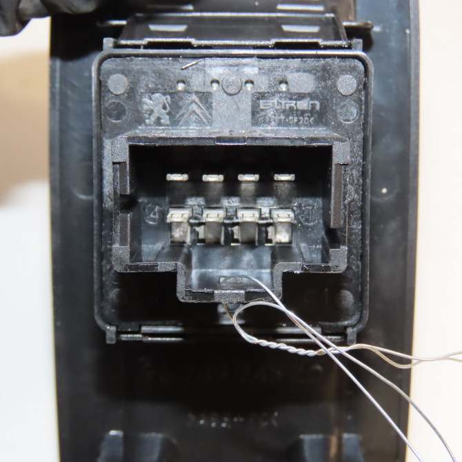 Commande lève-glace porte avant gauche occasion PEUGEOT 208 208 Phase 1 2012-03-01->2015-09-30 1.2i PURETECH 82ch 96749245ZD 3