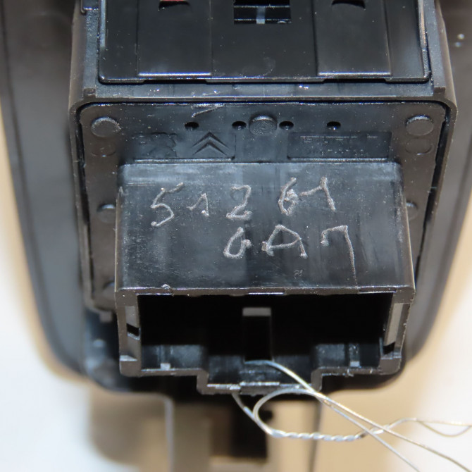 Commande lève-glace porte avant gauche occasion PEUGEOT 208 208 Phase 1 2012-03-01->2015-09-30 1.2i PURETECH 82ch 96749245ZD 4