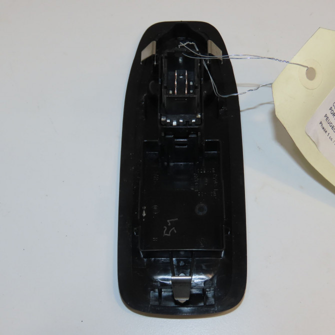 Commande lève-glace porte avant droite occasion PEUGEOT 208 208 Phase 1 2012-03-01->2015-09-30 1.2i PURETECH 82ch 96749628ZD 2