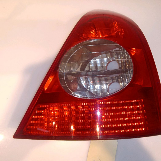 Feu arrière droit occasion RENAULT CLIO II 7700410518 1