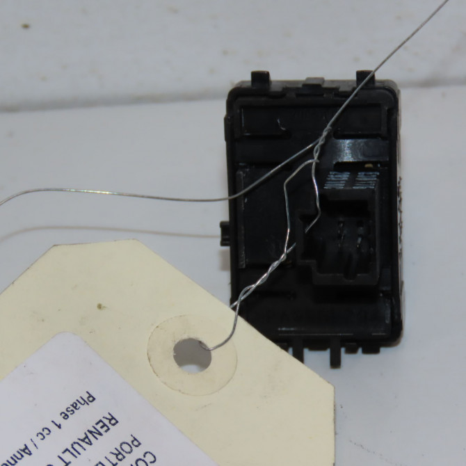 Commande lève-glace porte avant droite occasion RENAULT SCENIC III Phase 1 04-2009->11-2011 1.9 DCI 130ch 809607841R 2