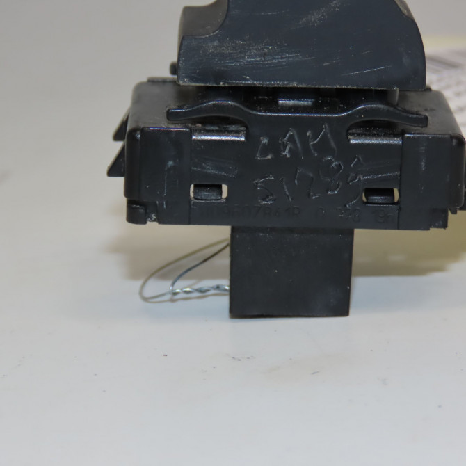 Commande lève-glace porte avant droite occasion RENAULT SCENIC III Phase 1 04-2009->11-2011 1.9 DCI 130ch 809607841R 3