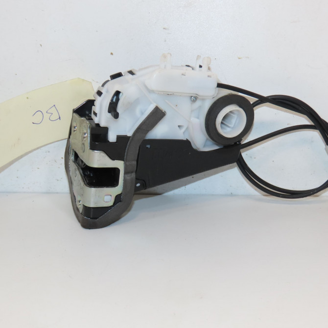 Serrure porte ard occasion TOYOTA YARIS III Phase 2 06-2014->... 1.3 VVT-I 100ch 690500D320 1