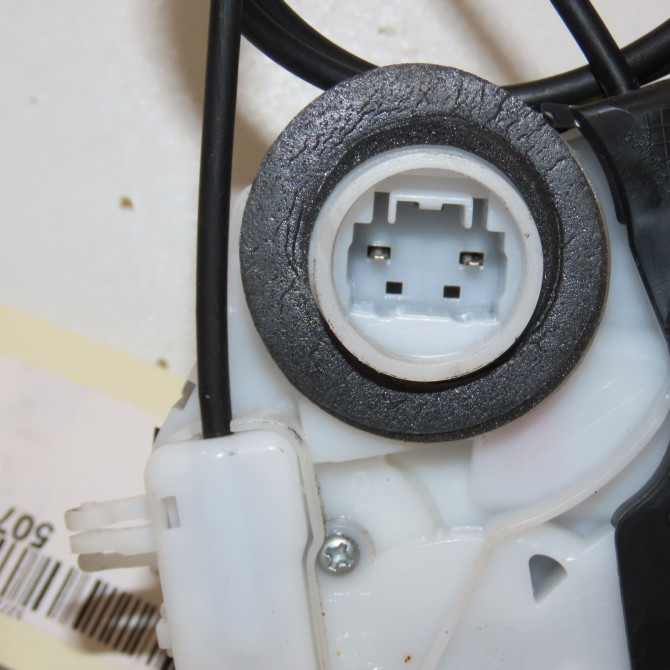 Serrure porte ard occasion TOYOTA YARIS III Phase 2 06-2014->... 1.3 VVT-I 100ch 690500D320 3