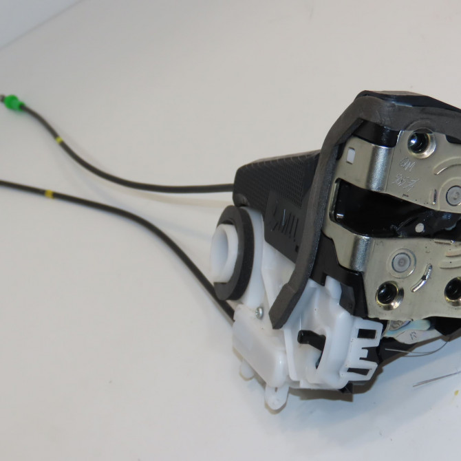 Serrure porte ard occasion TOYOTA YARIS III Phase 1 04-1995->04-1999 1.5 HYBRID 100ch 690500D320 1