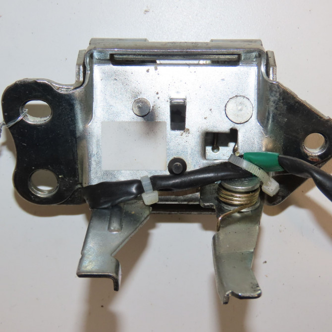 Serrure hayon occasion TOYOTA YARIS I Phase 2 03-2003->12-2005 1.3i 87ch 693500D031 2