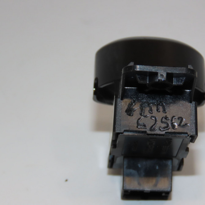 Commande lève-glace porte avant droite occasion FIAT 500 II Phase 1 04-1995->04-1999 1.4i 165ch 735639073 3