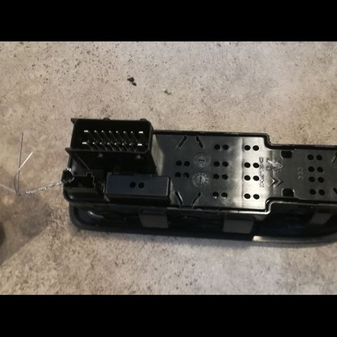 Commande lève-glace porte avant gauche occasion CITROEN C3 II Phase 1 11-2009->02-2013 1.4 HDi 70ch 98012283XT 2