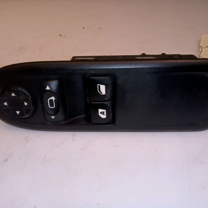 Commande lève-glace porte avant gauche occasion CITROEN C3 II Phase 1 11-2009->02-2013 1.4i 75ch 98012283XT 1