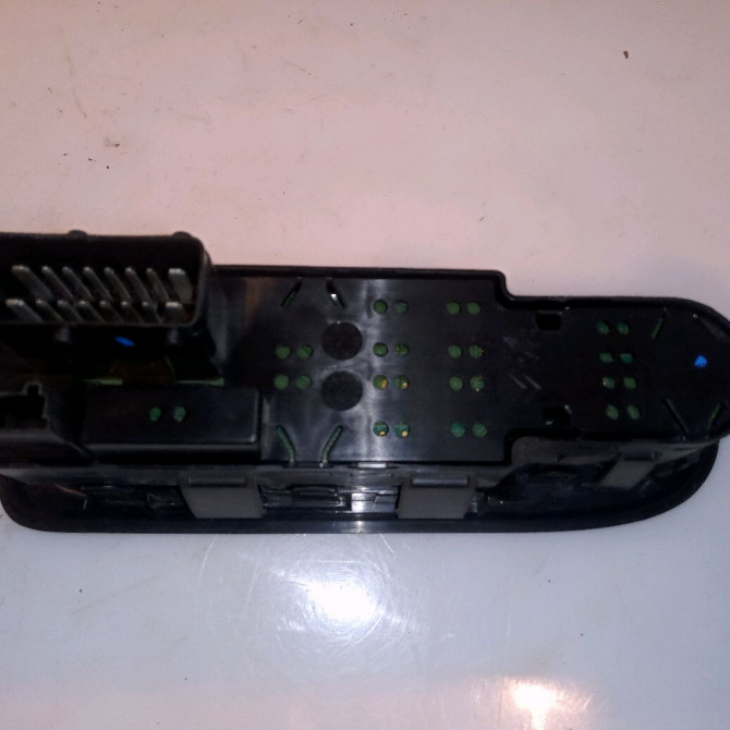 Commande lève-glace porte avant gauche occasion CITROEN C3 II Phase 1 11-2009->02-2013 1.4i 75ch 98012283XT 2