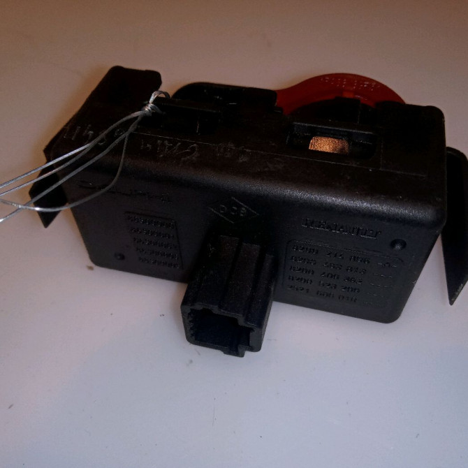 Bouton de warning occasion RENAULT KANGOO II Phase 1 01-2008->03-2013 1.5 DCI 90ch 252105246R 2