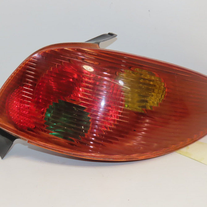 Feu arrière droit occasion PEUGEOT 206 Phase 1 09-1998->03-2009 1.6i 16v 6351S0 1