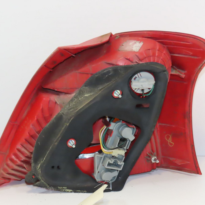 Feu arrière gauche occasion TOYOTA YARIS II Phase 1 12-2005->11-2009 1.3 VVT-i 815610D110 2
