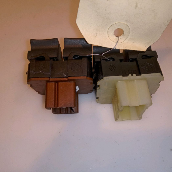 Commande lève-glace porte avant gauche occasion RENAULT CAPTUR Phase 1 02-2013->... 1.5 DCI 90ch 254112588R 2