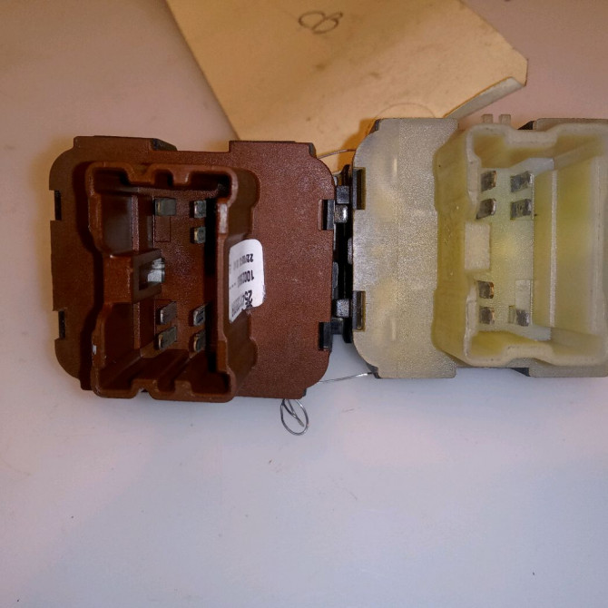 Commande lève-glace porte avant gauche occasion RENAULT CAPTUR Phase 1 02-2013->... 1.5 DCI 90ch 254112588R 3