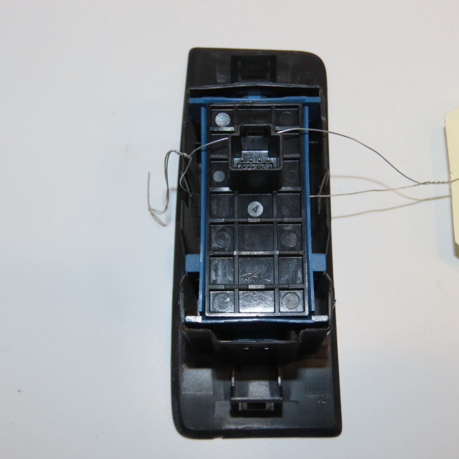 Commande leve-glace porte arrière gauche occasion TOYOTA VERSO Phase 1 06-2009->12-2012 126 D-4D 8481005070 2