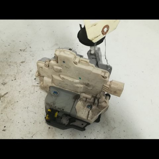 Serrure porte ard occasion AUDI A6 II Phase 2 07-2001->05-2004 4F0839016 2