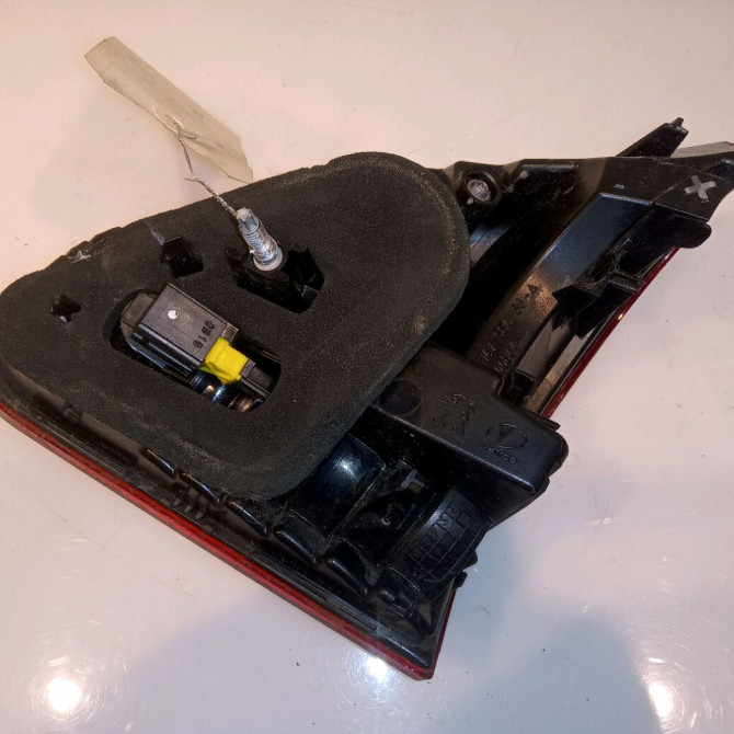 Feu arrière interieur gauche occasion PEUGEOT 2008 Phase 1 01-2013->... 1.2i PURETECH 110ch 9814758480 2