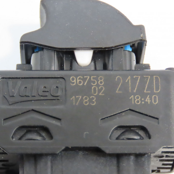 Commande lève-glace porte avant droite occasion PEUGEOT 208 Phase 2 04-2015->... 1.2i PURETECH 110ch 96758217ZD 3