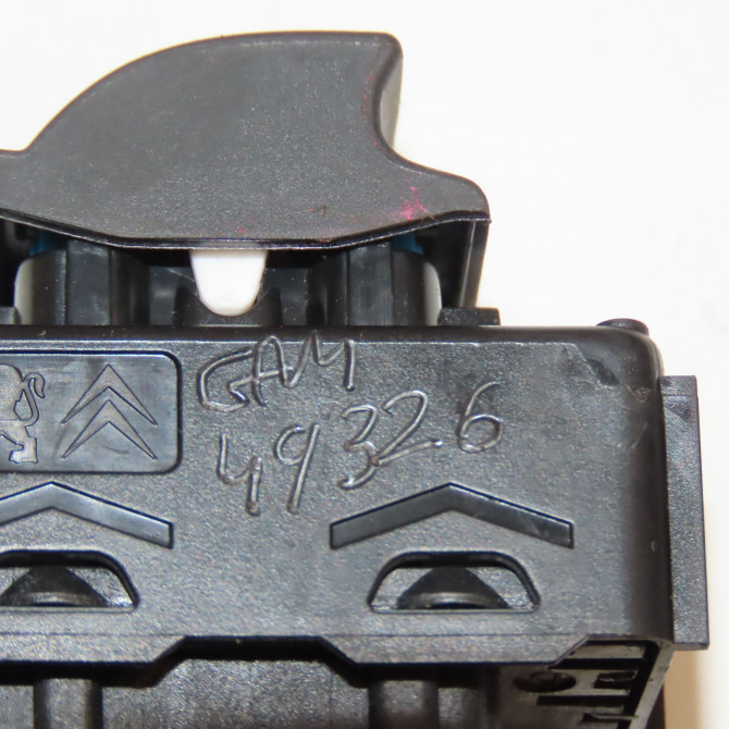 Commande lève-glace porte avant droite occasion PEUGEOT 208 Phase 2 04-2015->... 1.2i PURETECH 110ch 96758217ZD 4