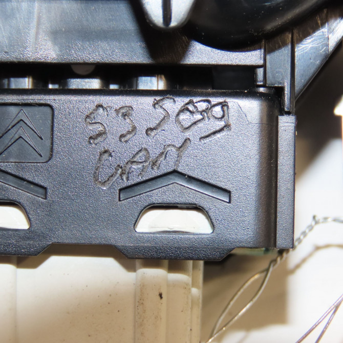 Commande lève-glace porte avant droite occasion PEUGEOT 208 Phase 2 04-2015->... 1.6 BlueHDI 75ch 96751118ZD 4