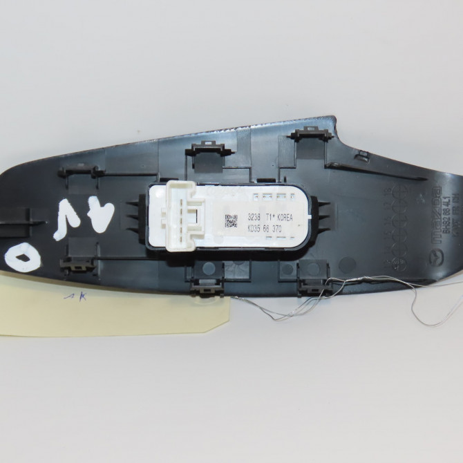 Commande lève-glace porte avant droite occasion MAZDA 3 III phase 1 09-2013->... KD3566370A 2