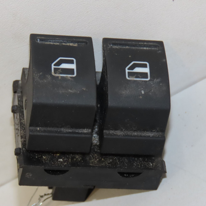 Commande lève-glace porte avant gauche occasion VOLKSWAGEN CADDY III Phase 1 03-2004->07-2010 1.9 TDI 105ch 1K3959857CREH 1