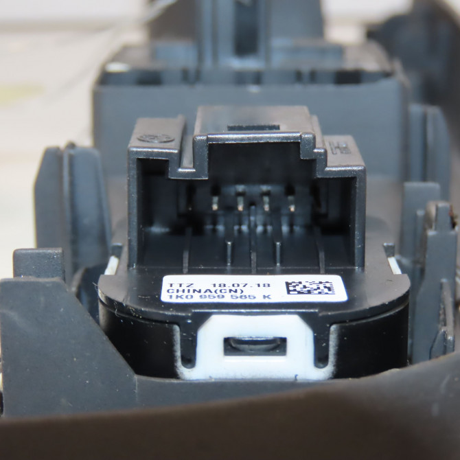 Commande lève-glace porte avant gauche occasion VOLKSWAGEN GOLF V Phase 1 11-2003->10-2008 1.4i 75ch 1K3959857CREH 4