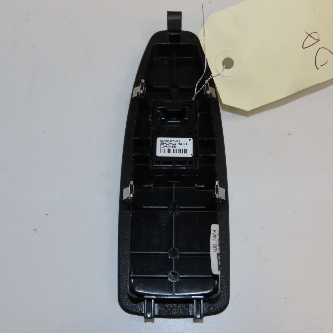 Commande lève-glace porte avant droite occasion B.M.W. SERIE 1 II Phase 1 08-2011->06-2015 116D 116ch 61319208107 2