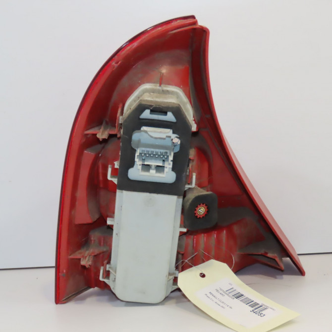 Feu arrière droit occasion RENAULT CLIO II Phase 2 06-2001->07-2006 1.4 16v 8200917487 2