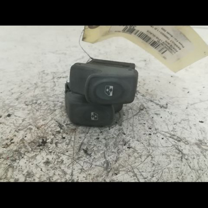 Commande lève-glace porte avant gauche occasion RENAULT TWINGO I Phase 3 08-2000->06-2007 1.2i 16v 8200189832 1