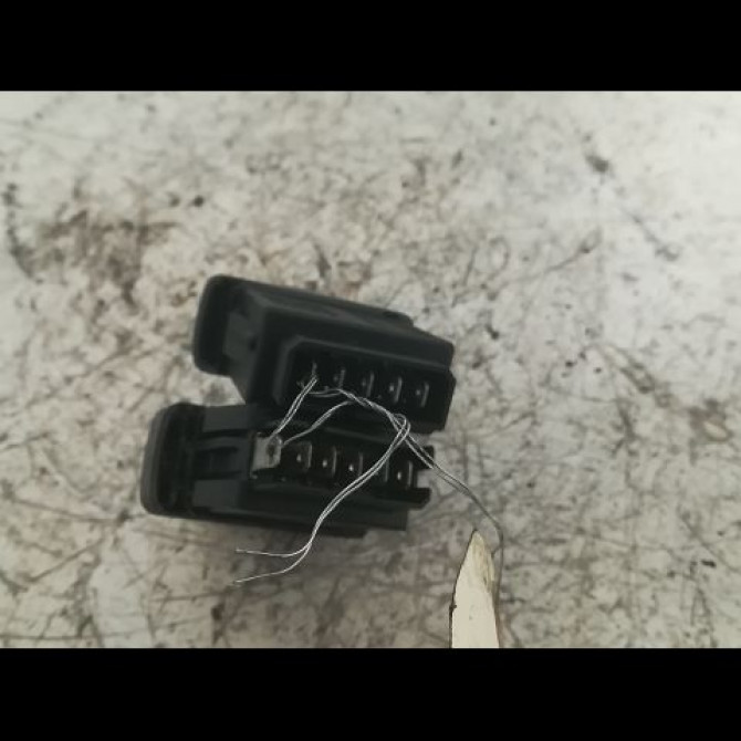 Commande lève-glace porte avant gauche occasion RENAULT TWINGO I Phase 3 08-2000->06-2007 1.2i 16v 8200189832 2