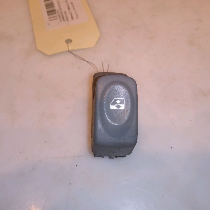 Commande lève-glace porte avant gauche occasion RENAULT TWINGO I Phase 3 08-2000->06-2007 1.2i 16v 8200189832 1