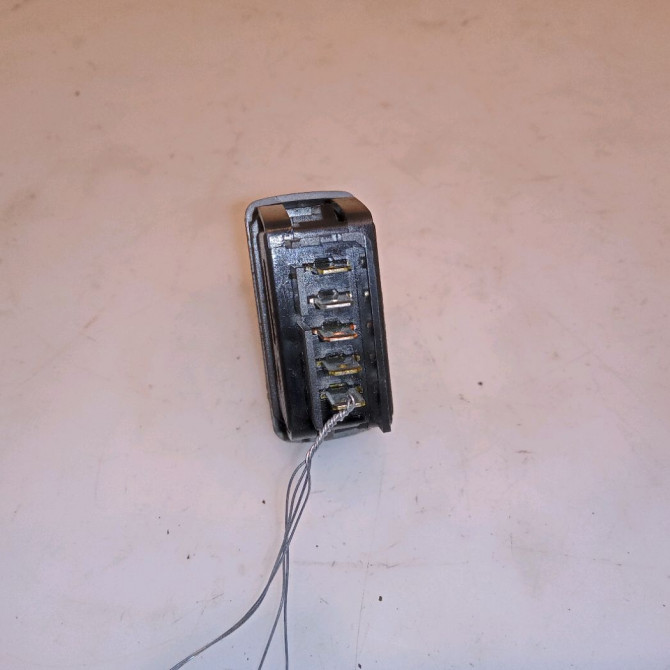 Commande lève-glace porte avant gauche occasion RENAULT TWINGO I Phase 3 08-2000->06-2007 1.2i 16v 8200189832 2