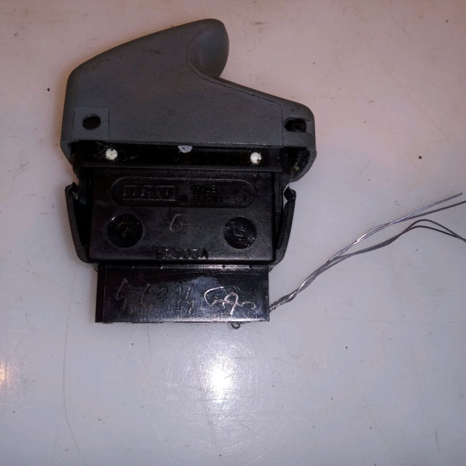 Commande lève-glace porte avant gauche occasion RENAULT TWINGO I Phase 3 08-2000->06-2007 1.2i 16v 8200189832 3