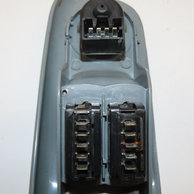 Commande lève-glace porte avant gauche occasion RENAULT TWINGO I Phase 3 08-2000->06-2007 1.2i 8200189832 3